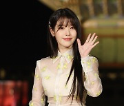 [포토] 아이유 '반가운 손인사'