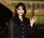 [포토] 신민아 '반가운 손인사'