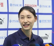 김연경 "어드바이저? 선수 생활에 문제 없다…AG서 좋은 색깔의 메달 갖고 오길" [일문일답]