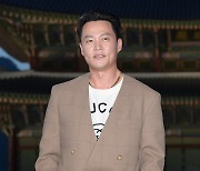 [포토] 이서진, 고궁 걷는 남자