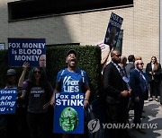 USA FOX TV PROTEST