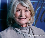 81세 '살림의 여왕' 마사 스튜어트, 수영복 표지 모델 됐다