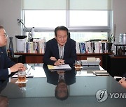 위원회 구성 논의하는 변재일 윤리특위 위원장과 여야 간사