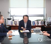 위원회 구성 논의하는 변재일 윤리특위 위원장과 여야 간사