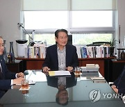 위원회 구성 논의하는 변재일 윤리특위 위원장과 여야 간사