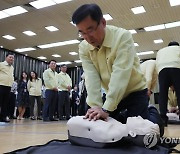 심폐소생술 교육받는 국회 직원들