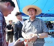 참석자들과 인사하는 이재명 대표