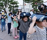 정부청사에 사이렌 울리자…아이들도 가방 머리에 올리고 대피