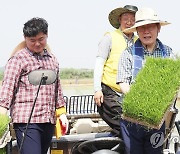 밀짚모자 쓴 이재명 "지방소멸 해결 핵심은 농촌·농업 진흥"