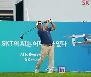 [포토] 최경주 '호쾌한 샷으로 채리티경기 시작합니다'