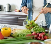 아침 거르고, 밤에 늦게 먹고...잘못된 식생활이 '대사증후군' 위험 ↑