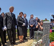 이한열 열사 묘소 찾은 문재인 전 대통령