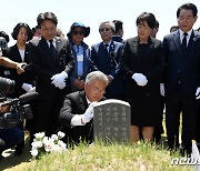 문재학 열사 묘소 찾은 문재인 전 대통령