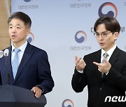 '편의점 종사자 안전을 위해 반투명 시트지 뗀다'