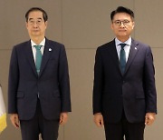 한덕수 국무총리, 윤승조 신임 한국교통대 총장에 임명장 수여