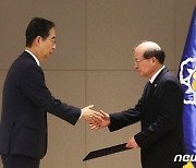 한덕수 국무총리,  이상인 신임 방송통신위원회 상임위원 임명장 수여