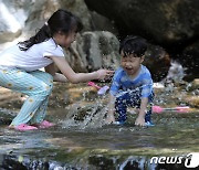 '때이른 더위에 물놀이가 최고'