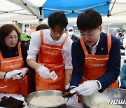 광주 찾은 전우원·이준석 '주먹밥 만들며'