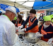 주먹밥 건네는 이준석