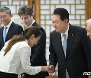 참석자들과 악수하는 윤 대통령