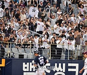 [포토]‘곰돌이팬들은 오늘도 신이 납니다’ 투런 김재환