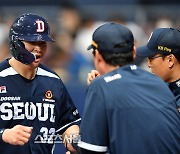 [포토]‘1회초 득점하는 김재환’ 이승엽 감독의 축하