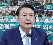 與 "독소조항에 거부권 불가피" vs 野 "재의결로 공약 파기 평가"