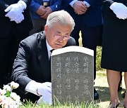 광주 찾은 文 "전우원, 못 만날 이유 없어"