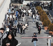 취업난에 대학가는 전문직 시험 열풍…시험 준비반 문턱도 높아져