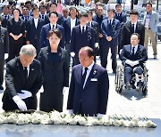 광주 찾은 文 “대한민국 민주주의 5·18에 크게 빚졌다”