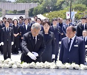 문재인 전 대통령 퇴임 후 처음으로 5·18묘지 참배...오월 영령 추모