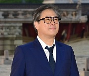 [포토] 박찬욱, '고궁 감상중'