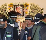 “분신 안 말렸다”는 조선일보…경찰 수사는 “계속 만류했다”