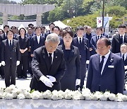 문재인 전 대통령 부부, 5·18민주묘지 참배