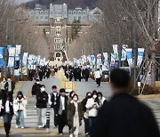 '집이 캠퍼스' 코로나 학번…기업 채용때 학점보다 '이것' 본다