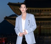 [포토] 이수혁, '우월한 비율에 눈길'