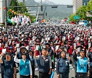 Unionists occupy Seoul, march on president's office