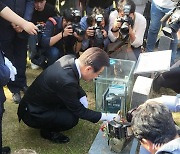 이재명, 5·18 기념식 하루 앞두고 민주묘지 참배 [쿡 정치포토]