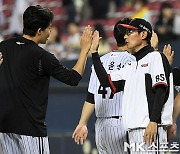 염경엽 감독 ‘임찬규, 3승 축하’ [MK포토]