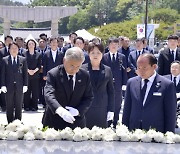 [머니S포토] 문재인 전 대통령 부부, 5·18민주묘지 참배