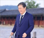 [MD포토] 박찬욱 '안경 벗고 멋진 미소로'