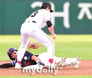 [MD포토] 롯데 김민석 '완벽한 2루 도루'