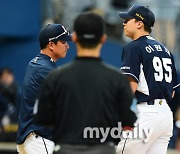 [MD포토] 두산 선발 이원재 '2회말 무사 만루에서 교체'