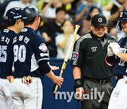 [MD포토] 투런포 김재환 '내 마음의 하트'