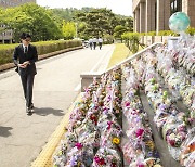 지지자들이 보낸 꽃 둘러보는 한동훈 장관