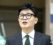 취임 1주년 출근 앞서 질문에 답하는 한동훈 장괸