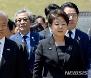 문재인 전 대통령 "민주주의 누리는 것은 5·18민주항쟁 헌신과 희생 덕분" [뉴시스Pic]