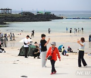 제주 해수욕장 나들이객 북적