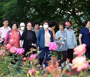 [밀양소식] 건강과 즐거움…향기로운 장미꽃길 걷기 성황 등