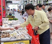 박상수 삼척시장, 전통시장서 장보며 상인들 격려